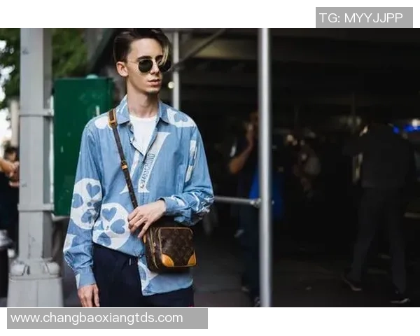 足球明星冬季时尚新风潮羽绒大衣成街头亮点引领潮流