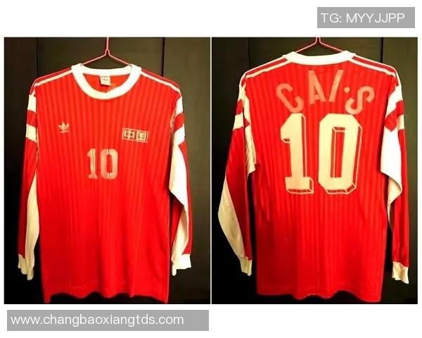 足球明星赛后更衣室球衣照片展示与背后故事揭秘